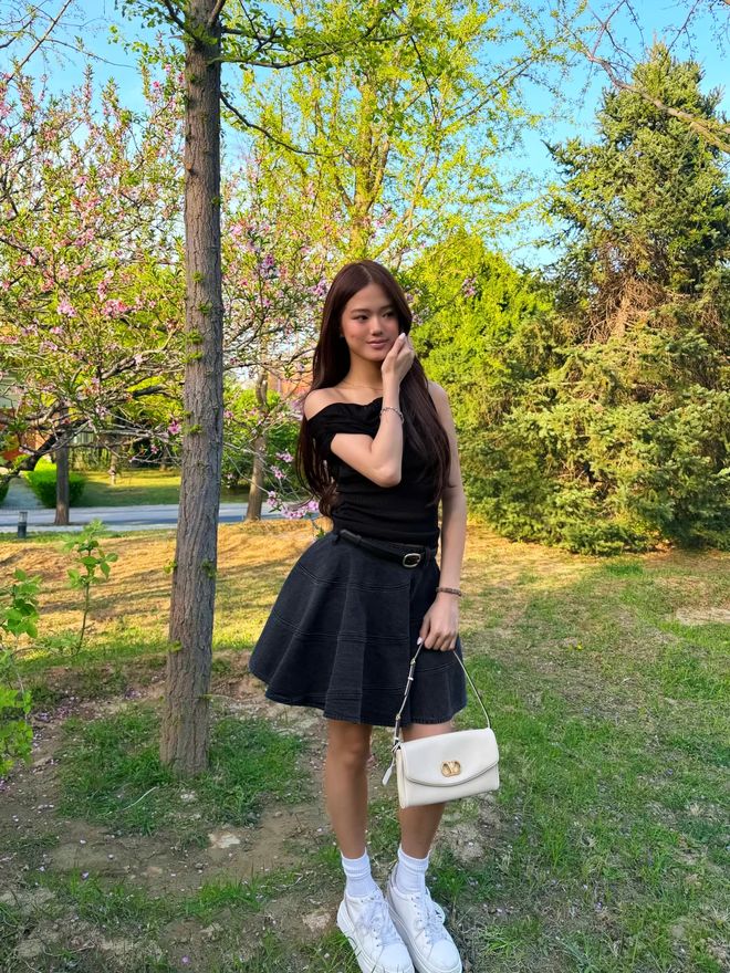 九游娱乐平台：17岁张思捷晒近照手持两万多奢包名媛风十足皮肤黝黑出国留学(图5)