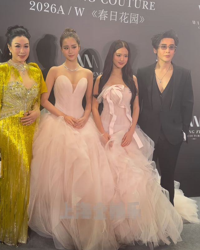 九游娱乐平台：17岁张思捷晒近照手持两万多奢包名媛风十足皮肤黝黑出国留学(图7)