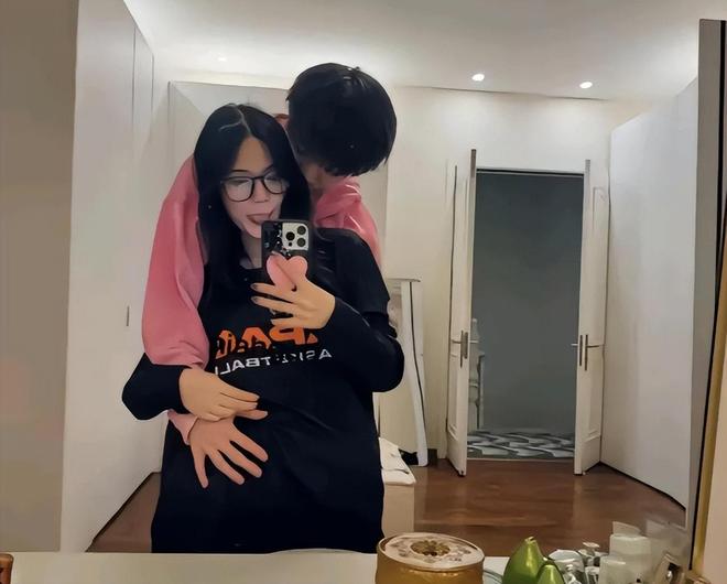 九游娱乐平台：17岁张思捷晒近照手持两万多奢包名媛风十足皮肤黝黑出国留学(图9)