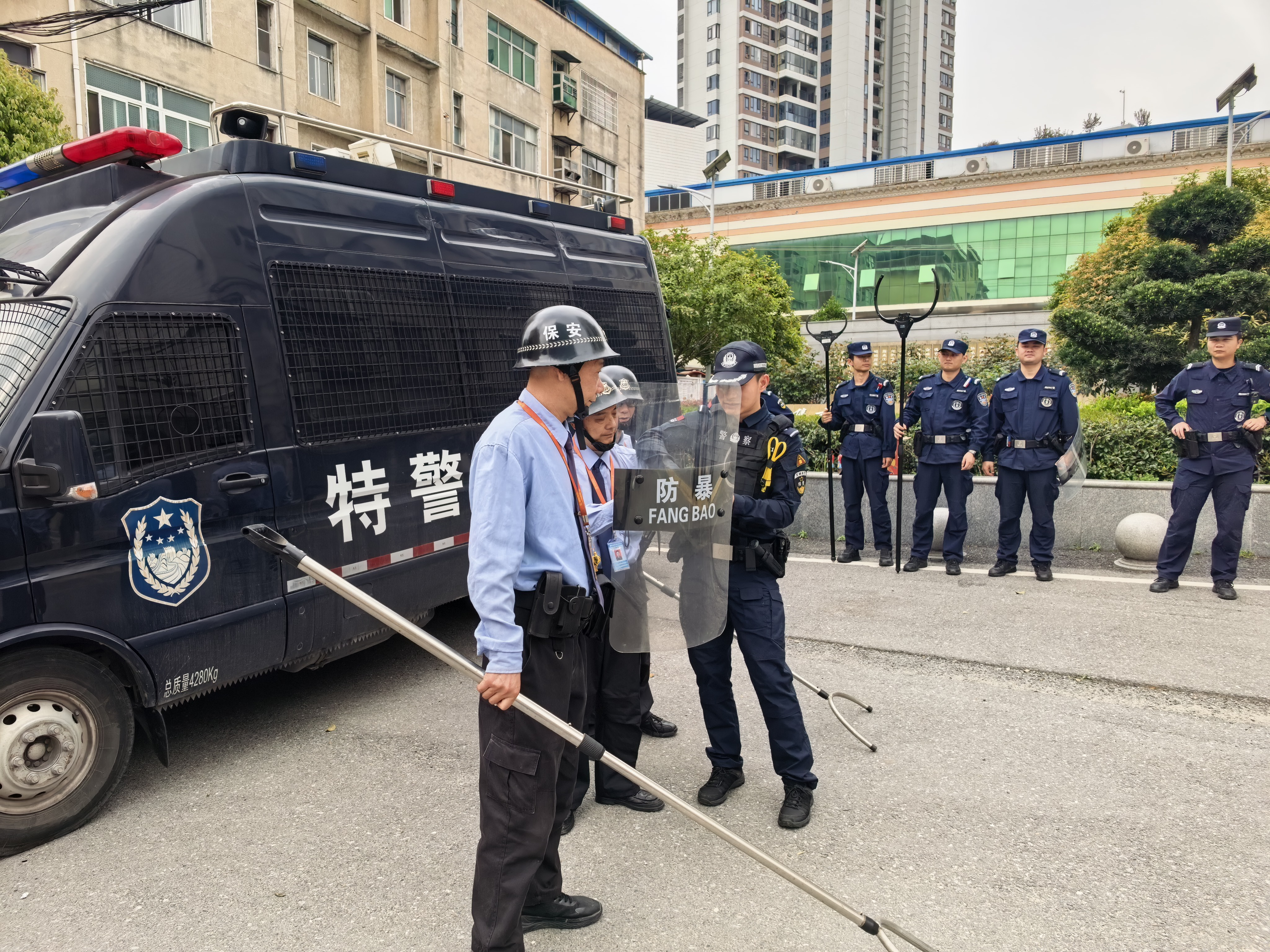 九游娱乐：筑牢校园安全防线！通城公安联合多部门开展校园反恐防暴专项培训演练(图2)