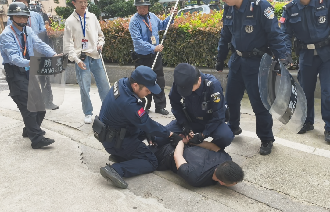 九游娱乐：筑牢校园安全防线！通城公安联合多部门开展校园反恐防暴专项培训演练(图3)