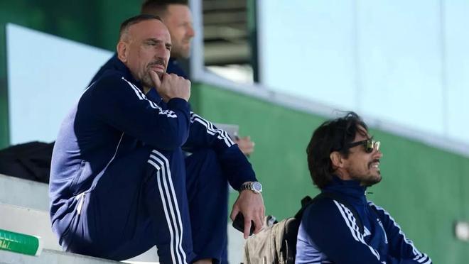 九游娱乐平台：正在进行教练员培训课程里贝里观看桑坦德竞技的训练并学习(图1)