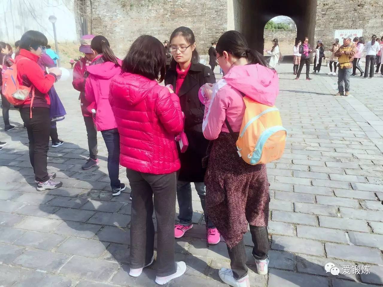 九游娱乐平台：【昂派赛事】中国人民银行南京分行机关女职工明城墙健步走身体力行倡导低碳生活！(图4)