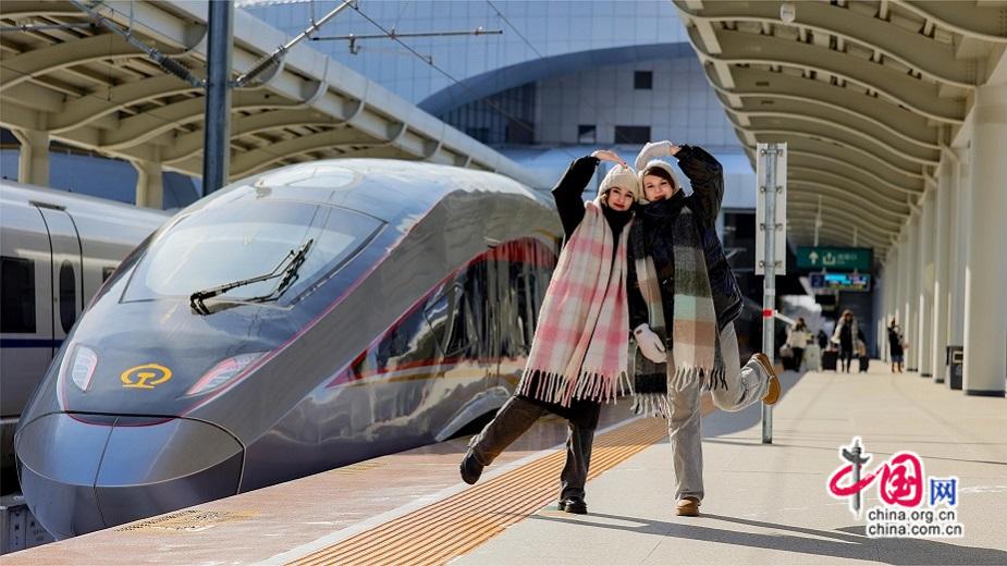 九游娱乐网站：中国故事在高铁上演老外连赞verygood！(图1)