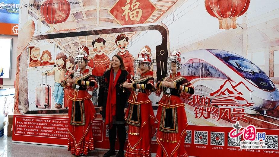 九游娱乐网站：中国故事在高铁上演老外连赞verygood！(图3)