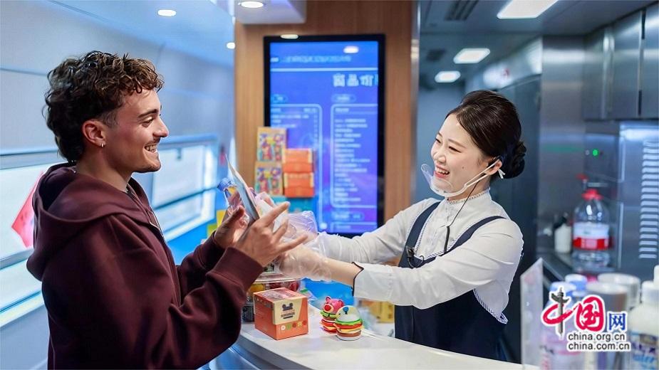 九游娱乐网站：中国故事在高铁上演老外连赞verygood！(图4)