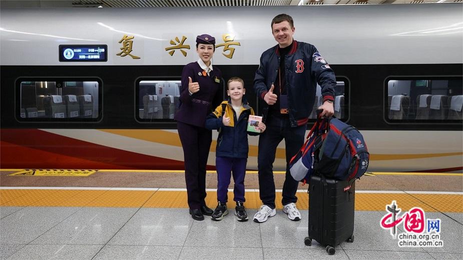 九游娱乐网站：中国故事在高铁上演老外连赞verygood！(图5)