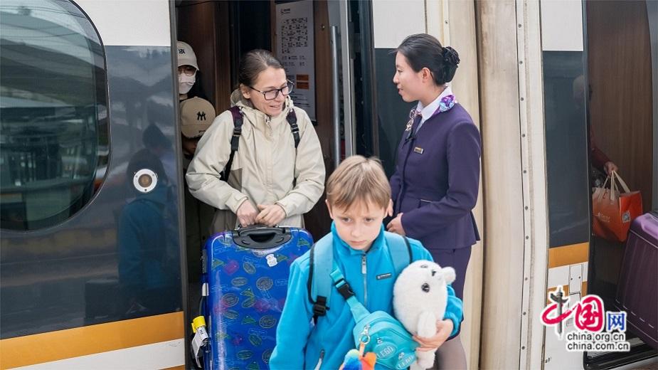 九游娱乐网站：中国故事在高铁上演老外连赞verygood！(图6)