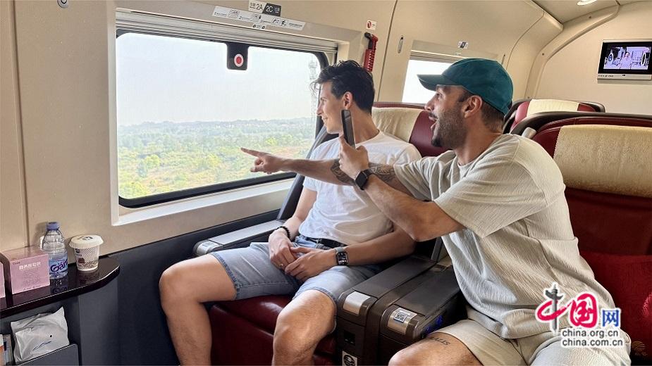 九游娱乐网站：中国故事在高铁上演老外连赞verygood！(图7)