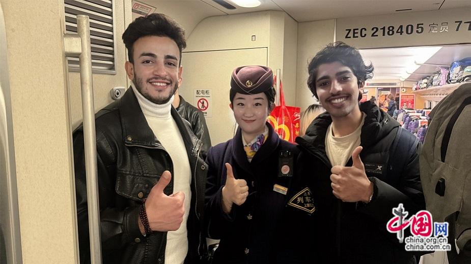 九游娱乐网站：中国故事在高铁上演老外连赞verygood！(图8)